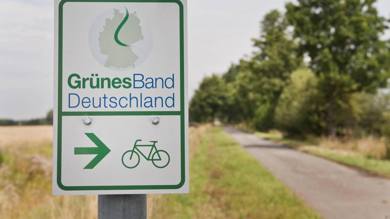 Ein Wegweiser des Grünen Band im ehemaligen Grenzgebiet im Altmarkkreis nahe Binde in Sachsen-Anhalt.