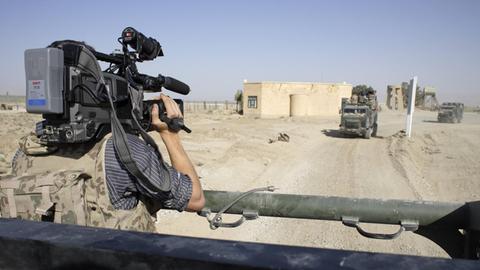 Ein Journalist fährt am 02 .09.2008 vom Flughafen Kunduz mit dem Mehrzweckfahrzeug Mungo in das Bundeswehrlager und filmt dabei mit der Kamera