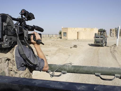 Ein Journalist fährt am 02 .09.2008 vom Flughafen Kunduz mit dem Mehrzweckfahrzeug Mungo in das Bundeswehrlager und filmt dabei mit der Kamera