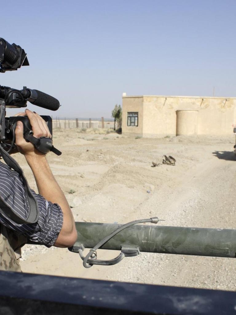 Ein Journalist fährt am 02 .09.2008 vom Flughafen Kunduz mit dem Mehrzweckfahrzeug Mungo in das Bundeswehrlager und filmt dabei mit der Kamera