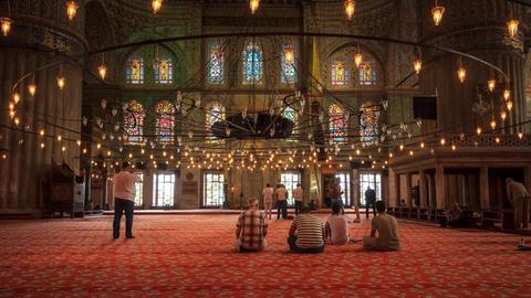 Männer beim Gebet in der Sultan-Ahmed-Moschee in Istanbul.