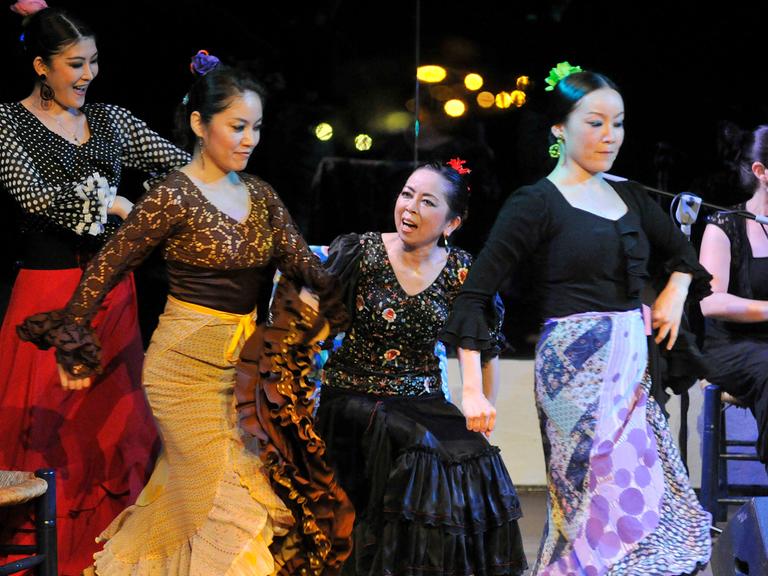 Die japanische Tänzerin Eiko Takahashi (M.) nimmt an der Flamenco-Aufführung "Eiko und die kleinen Kirschen aus Japan" am Chumbera Theater in Granada teil. Eiko Takahashi lebt seit über 30 Jahren in Spanien. (13.05.2011)