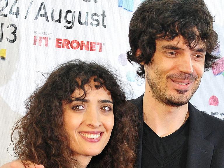 Die georgische Regisseurin Nana Ekvtimishvili (l) und ihr Kollege Simon Groß auf dem 19. Sarajevo Film Festival in Sarajevo am 24. August 2013, nachdem sie für ihren Film "Heart Of Sarajevo" ausgezeichnet wurde.