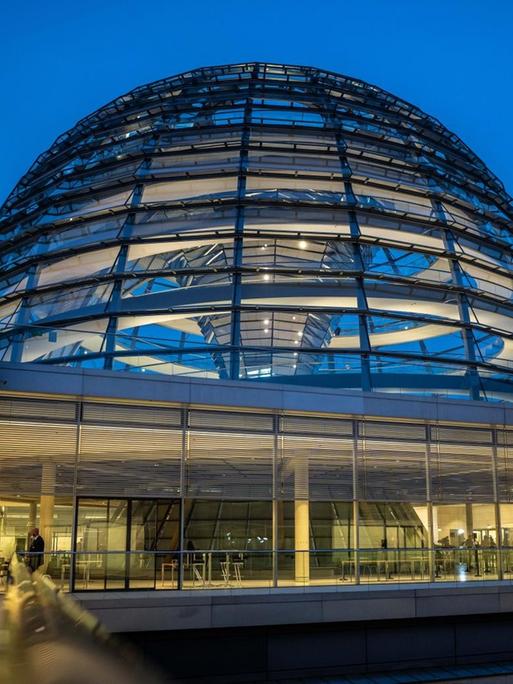 Der Deutsche Bundestag im Reichstagsgebäude mit der gläsernen Kuppel, aufgenommen während der ersten Fraktionssitzung der Unionsfraktion im neugewählten Bundestag.
