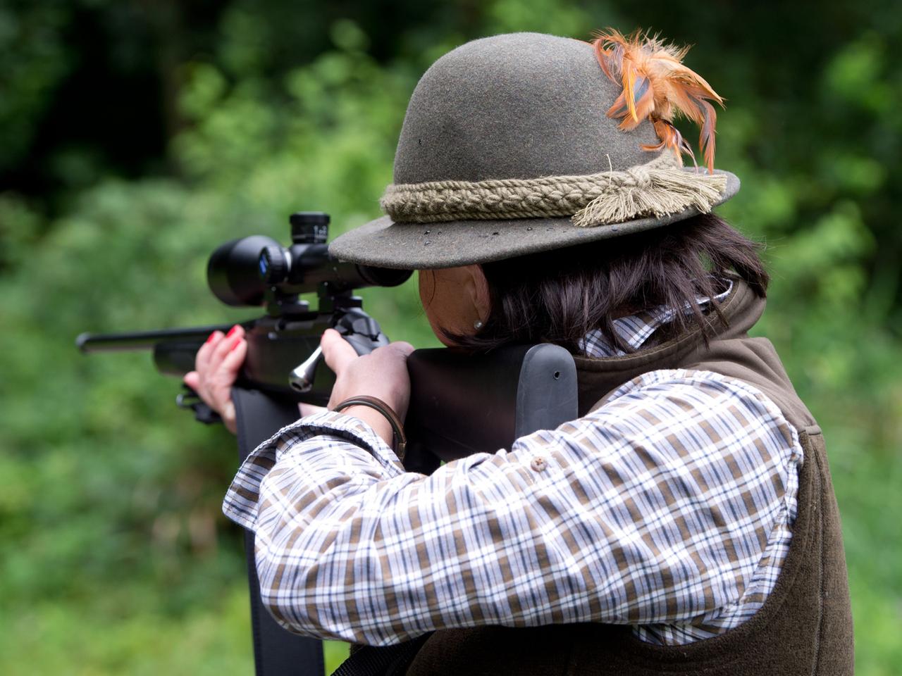 Die Jägerin Andrea Wernick zielt am 27.08.2014 bei Fellbach (Baden-Württemberg) mit einem Jagdgewehr.