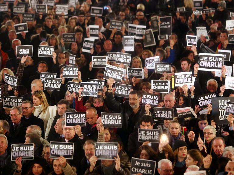 Nach dem Anschlag auf die Redaktion von "Charlie Hebdo", zeigen Tausende Menschen in Monaco ihre Solidarität mit Schildern, auf denen "Je suis Charlie" steht.