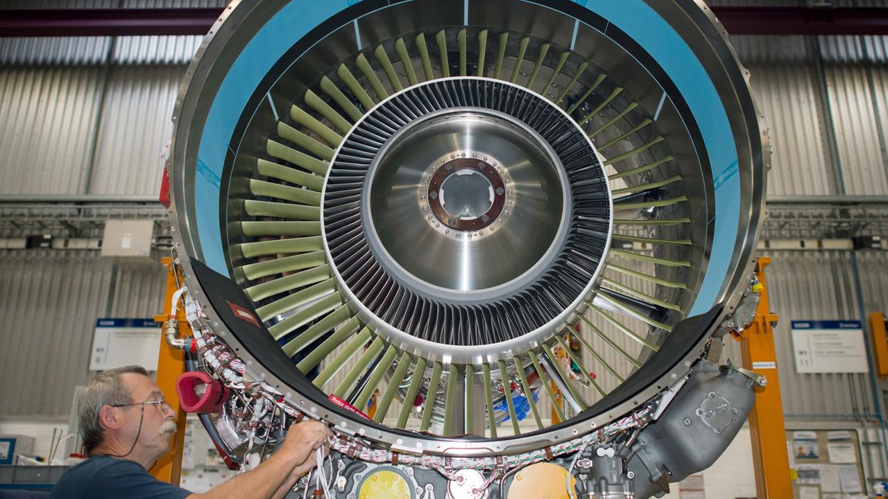 Ein Triebwerksmechaniker des britischen Flugzeug-Triebwerksherstellers Rolls-Royce arbeitet am an einem Flugzeugtriebwerk im Werk in Dahlewitz