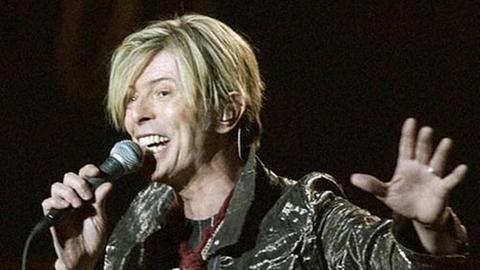 David Bowie spielte schon in den 70ern mit der sexuellen Uneindeutigkeit.