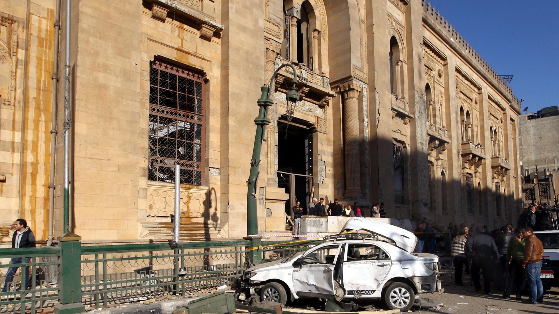 Ein zerstörtes Auto steht in Kairo auf einer Straße in Nähe eines Polizeihauptquartiers.