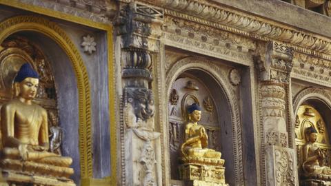 Blick auf Buddha-Statuen am Mahabodhi-Tempel in Bodhgaya in Indien