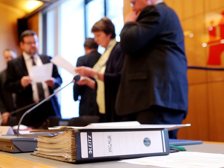 Ein Ordner mit der Aufschrift "Yagmur" liegt am 06.03.2014 bei einer Sitzung des parlamentarischen Untersuchungsausschuss der Bürgerschaft im Rathaus in Hamburg.