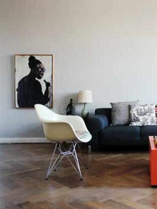 Ein modern ausgestattetes Wohnzimmer. 