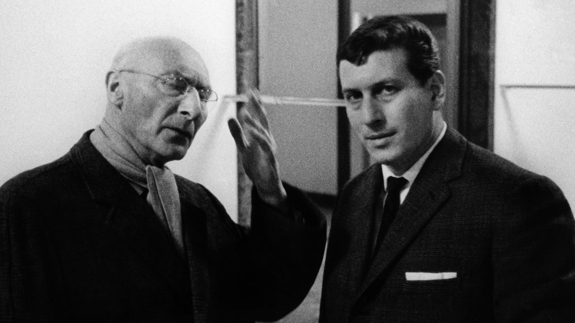 Robert Mulka (l), während einer Verhandlungspause im Gespräch mit einem israelischen Journalisten, aufgenommen im Januar 1964 in Frankfurt am Main.