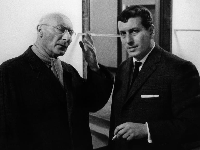 Robert Mulka (l), während einer Verhandlungspause im Gespräch mit einem israelischen Journalisten, aufgenommen im Januar 1964 in Frankfurt am Main.