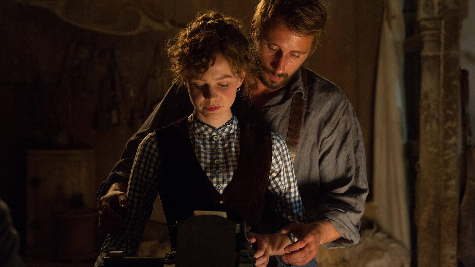 Carey Mulligan als Bathsheba Everdene und Matthias Schoenaerts als Schäfer Gabriel Oak in einer Szene des Films "Am grünen Rand der Welt".