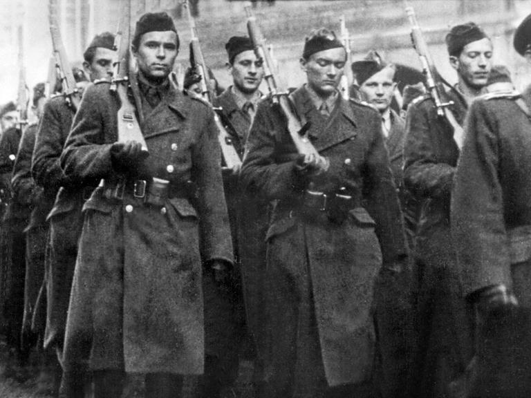 Machtdemonstration der Kommunisten: Nach dem Umsturz marschieren am 27. Februar 1948 bewaffnete Polizeieinheiten durch die Straßen Prags.