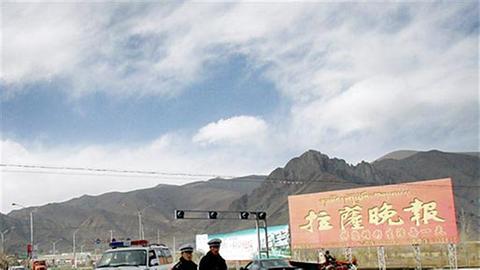 Chinesische Polizisten kontrollieren eine Kreuzung in der Nähe der tibetischen Hauptstadt Lhasa.