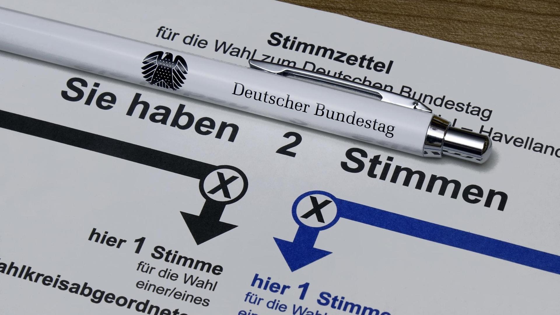 Auf einem Stimmzettel zur Bundestagswahl liegt ein Kugelschreiber des Deutschen Bundestages
