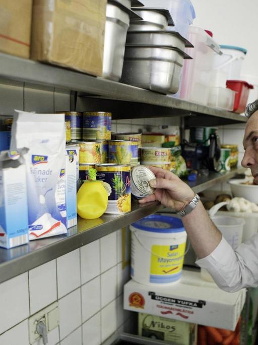 Kontrolleur Michael Bielak inspiziert die Lebensmittel auf einem Regal in einem türkischen Imbiss in Düsseldorf