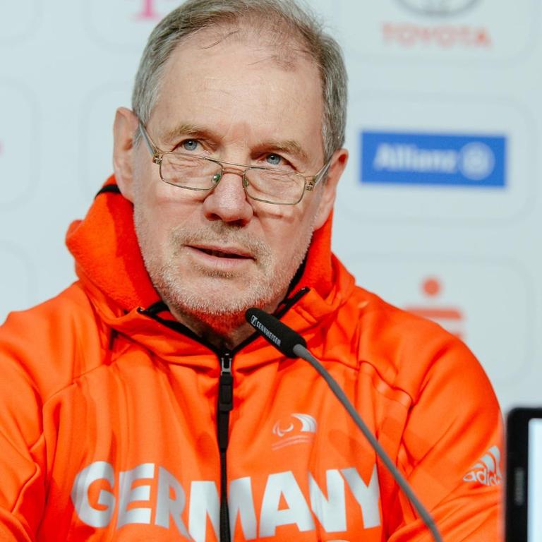 Portrait von Karl Quade bei einer Pressekonferenz