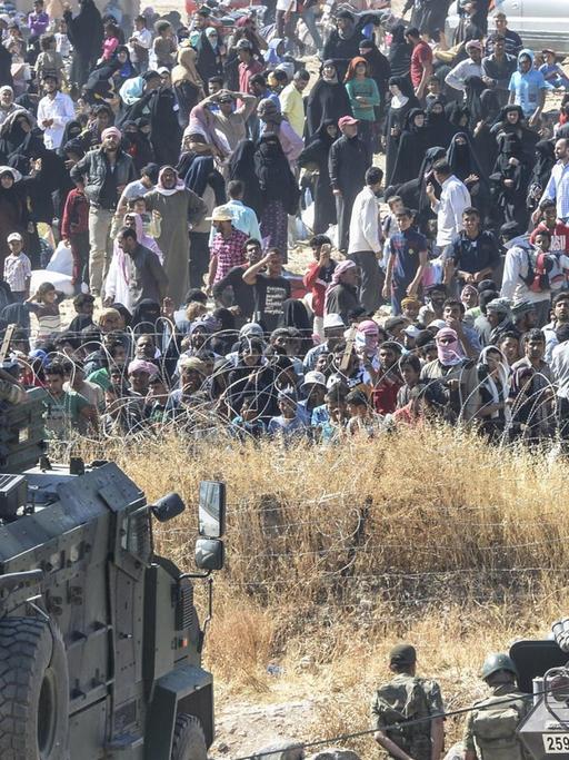 Türkische Sicherheitskräfte drängen gewaltsam syrische Flüchtlinge mit Wasserwerfern zurück. (14.06.2015)
