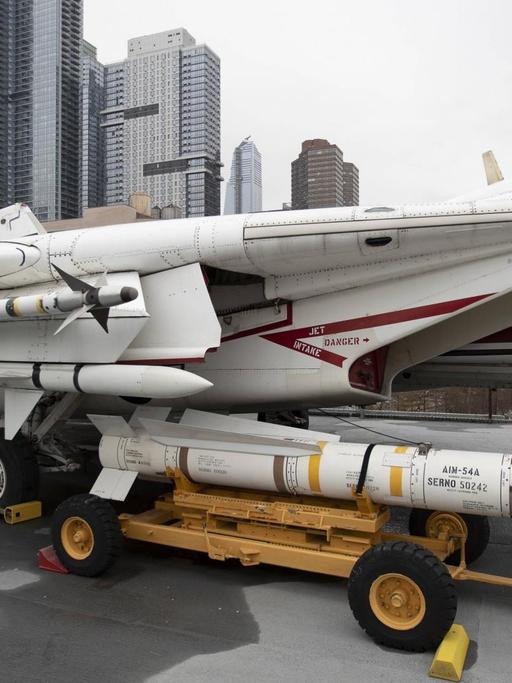 Raketen sind in New York auf einem Wagen geladen, dahinter Hochhäuser