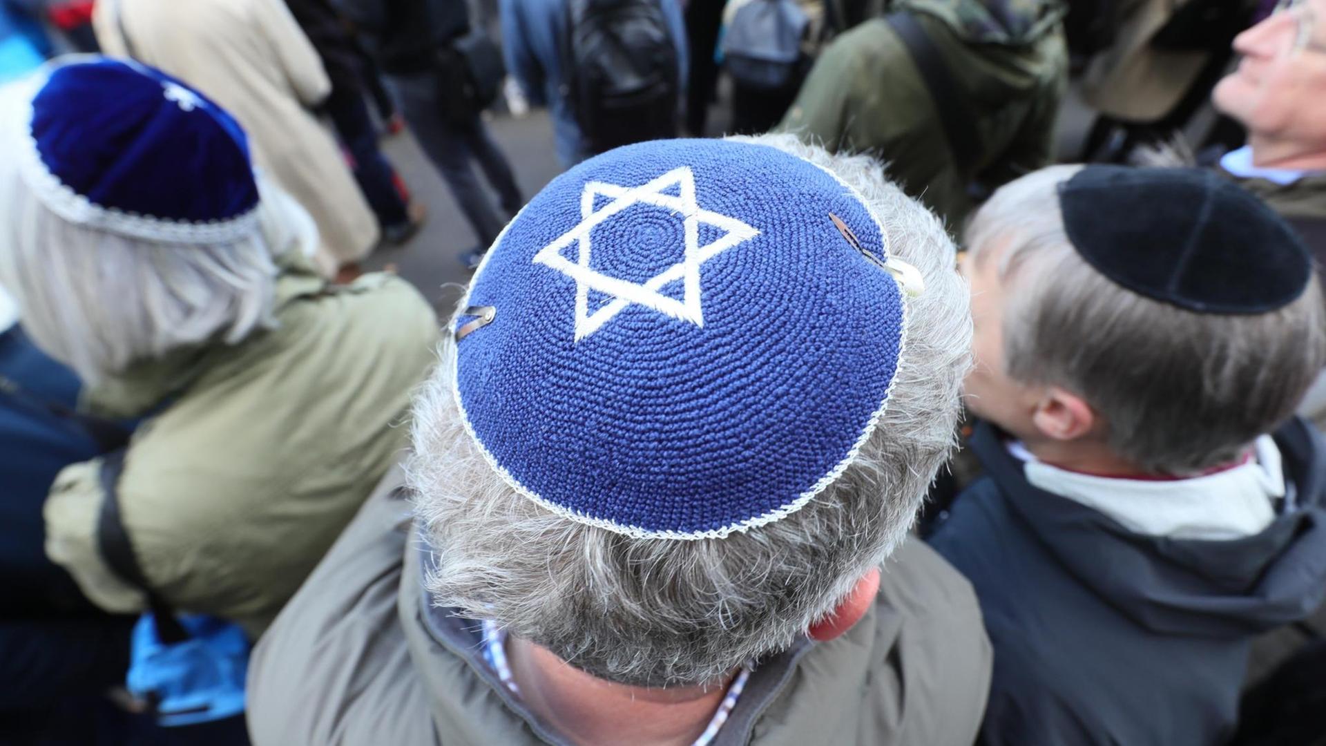 Mehrere Teilnehmer der Solidaritätskundgebung «Berlin trägt Kippa» der Jüdischen Gemeinde zu Berlin tragen eine Kippa. Anlass ist der Angriff auf einen Mann mit Kippa in Prenzlauer Berg.