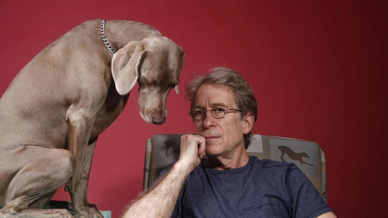 Der Künstler Willliam Wegman mit einem seiner Weimaraner Hunde. Der Künstler Willliam Wegman mit einem seiner Weimaraner Hunde.