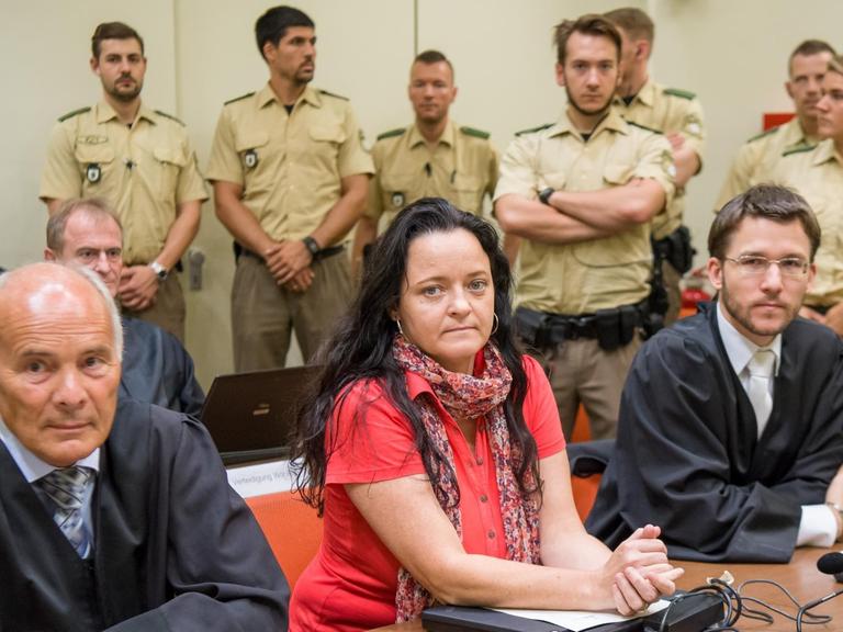 Die Angeklagte Beate Zschäpe sitzt am 01.08.2017 im Verhandlungssaal im Oberlandesgericht München zwischen ihren Anwälten Hermann Borchert (l) und Mathias Grasel.