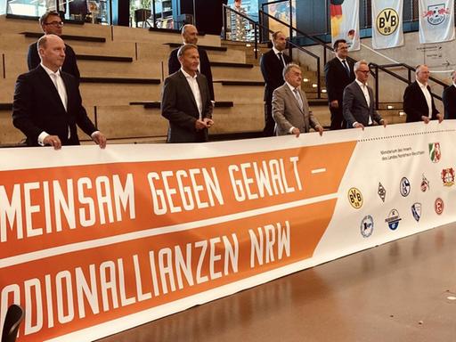Vertreter von NRW-Politik und Vereinen bei der Unterzeichnung der "Stadionallianzen"