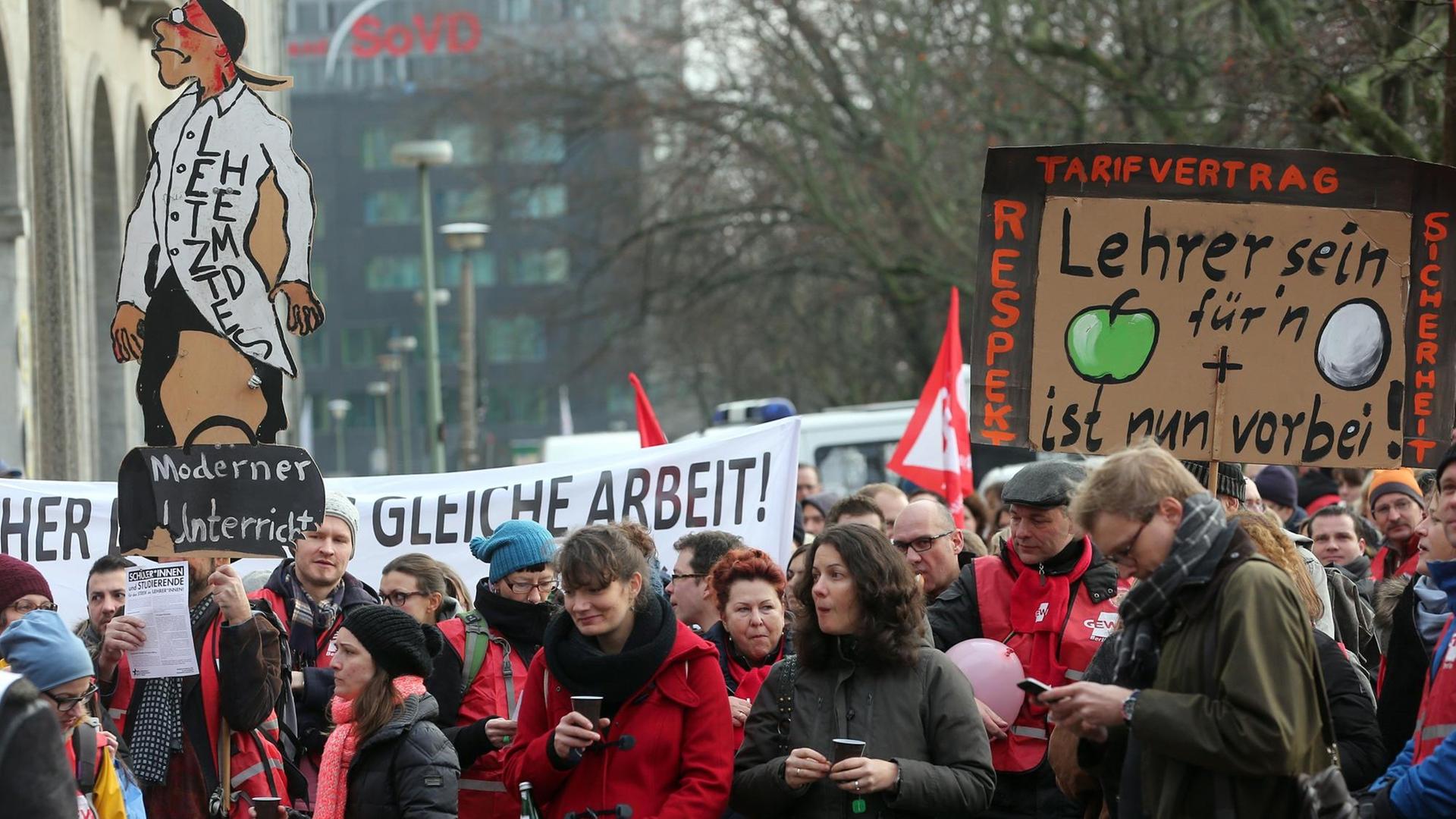 Lehrkräfte nehmen am 26.01.2016 in Berlin an einer Kundgebung der Gewerkschaft Erziehung und Wissenschaft (GEW) teil, die Lehrkräfte zu Warnstreiks aufruft.