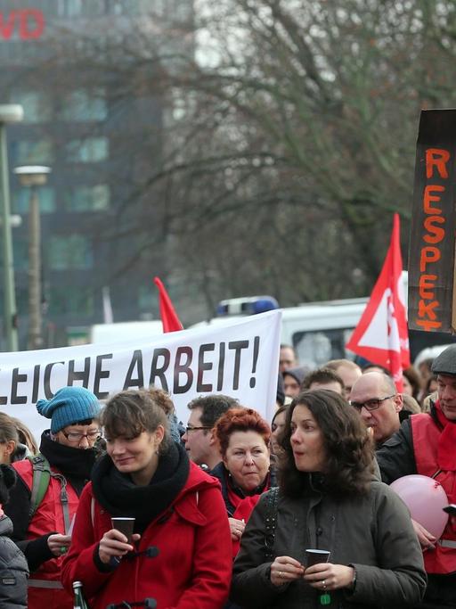 Lehrkräfte nehmen am 26.01.2016 in Berlin an einer Kundgebung der Gewerkschaft Erziehung und Wissenschaft (GEW) teil, die Lehrkräfte zu Warnstreiks aufruft.