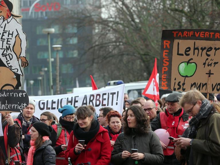 Lehrkräfte nehmen am 26.01.2016 in Berlin an einer Kundgebung der Gewerkschaft Erziehung und Wissenschaft (GEW) teil, die Lehrkräfte zu Warnstreiks aufruft.