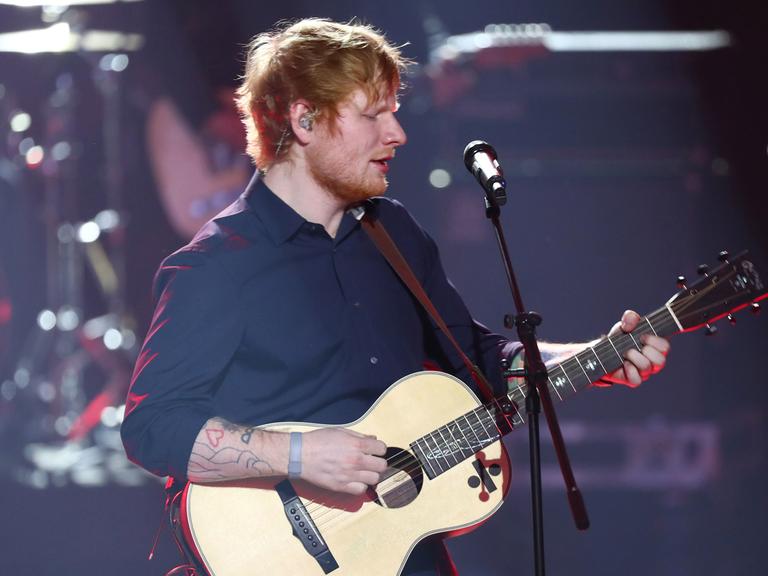 Ed Sheeran bei seinem Auftritt bei der 52. Goldenen Kamera am 04.03.2017 in Hamburg. Er wurde dort als "Beste Musik international" mit der Goldenen Kamera ausgezeichnet.