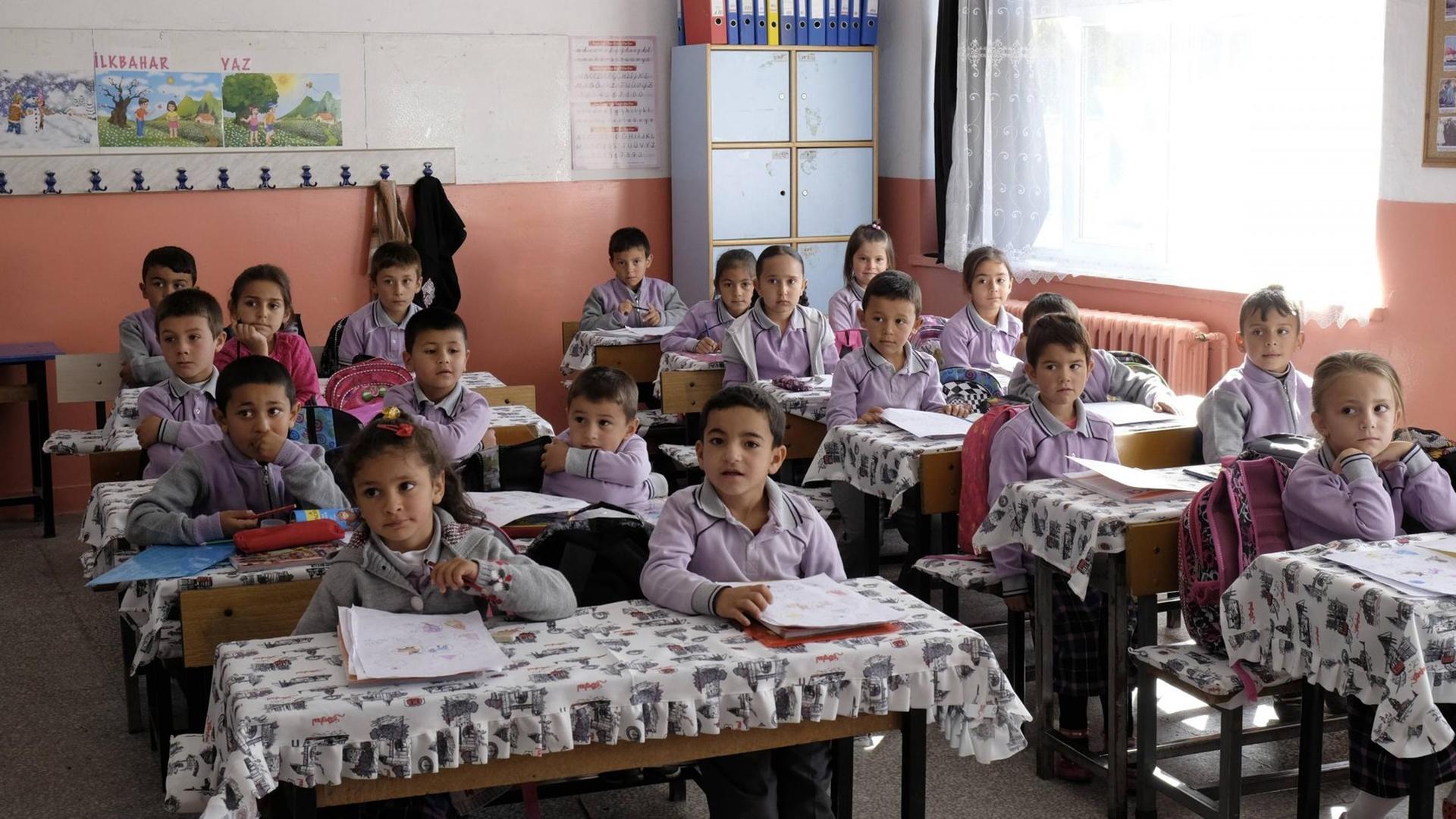 Kinder in einer Schule, Kaymakli, Kappadokien, Türkei, Asien.