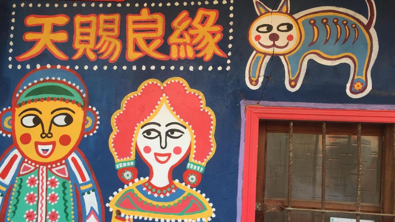 Bunte Malereien des Regenbogenopas in Taichung