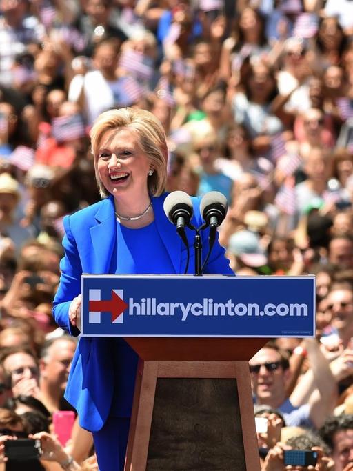 Hillary Clinton beim Auftakt ihres Wahlkampfes auf der Roosevelt-Insel in New York