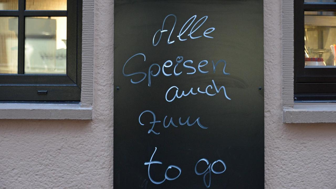 Kreidetafel vor einem Lokal in Aachen mit der Aufschrift "Alle Speisen auch zum to go"
