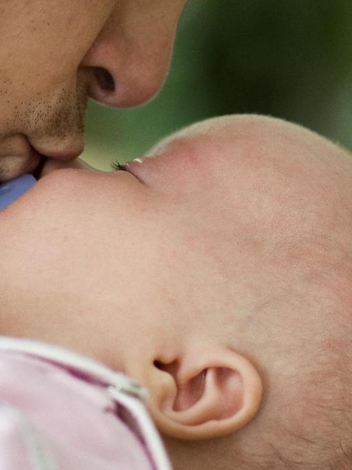 Andreas Lange mit seiner drei Monate alten Tocher Fiona beim Schmusen, aufgenommen am 17.07.2008 in Frankfurt (Oder). Der 34-Jährige Vater hat drei Monate Elternzeit genommen. Foto: Patrick Pleul +++(c) dpa - Report+++ | Verwendung weltweit