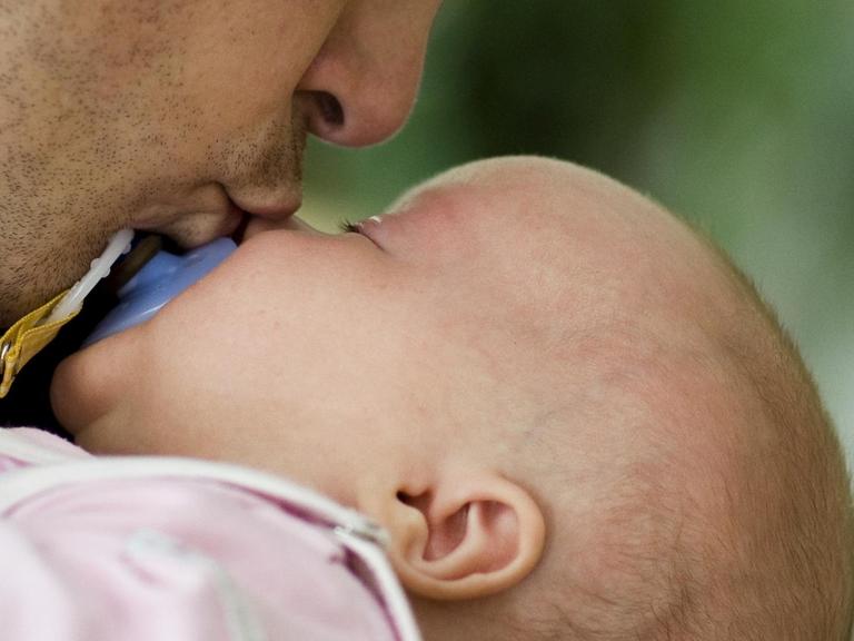 Andreas Lange mit seiner drei Monate alten Tocher Fiona beim Schmusen, aufgenommen am 17.07.2008 in Frankfurt (Oder). Der 34-Jährige Vater hat drei Monate Elternzeit genommen. Foto: Patrick Pleul +++(c) dpa - Report+++ | Verwendung weltweit