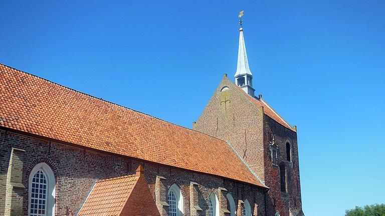 Blick auf die evangelisch-reformierte Kirche in Groothusen, Krummhörn