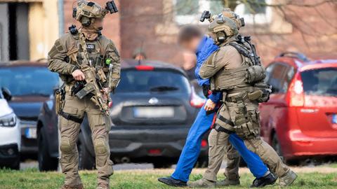 Haftprüfung beim Generalbundesanwalt: Polizisten führen den Tatverdächtigen im Mord an einem Georgier in Berlin über einen Hubschrauberlandeplatz