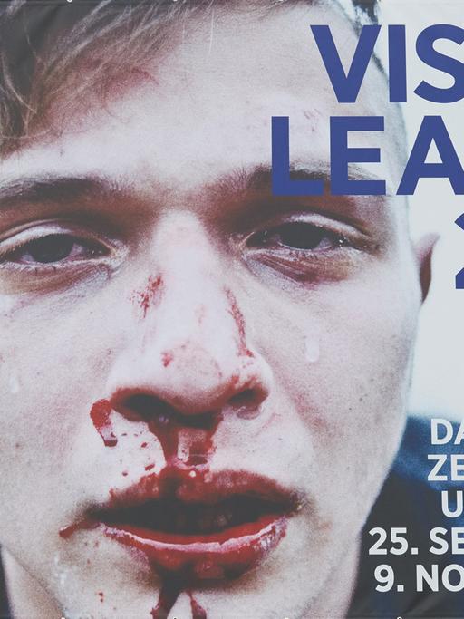 Das Plakat "Visual Leader 2015" hängt am 24. September 2015 am Haus der Photographie in Hamburg.
