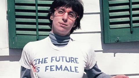 Die Folksängerin Alix Dobkin, eine historische Aufnahme in der sie das berühmt gewordene T-shirt trägt: "The Future is Female", 1975.
