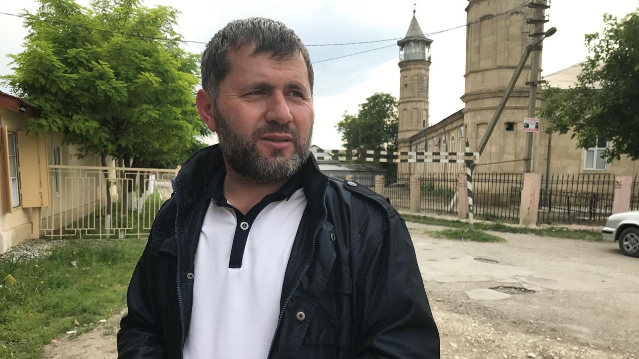 Imam Kostek Machatsch Bammatchanow vor Moschee in Kostek (Dagestan)