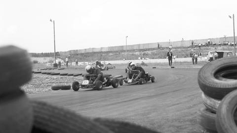 Mit hoher Geschwindigkeit fegen die Go-Karts über ihre Rennstrecke. Das Bild vom 11.06.1963 zeigt ein solches Rennen auf der etwa 800 Meter langen Go-Kart-Bahn im Norden Münchens.