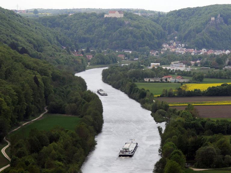 Ein Binnenfrachtschiff fährt fahren auf dem Main-Donau-Kanal im Altmühltal nahe Riedenburg (Niederbayern).