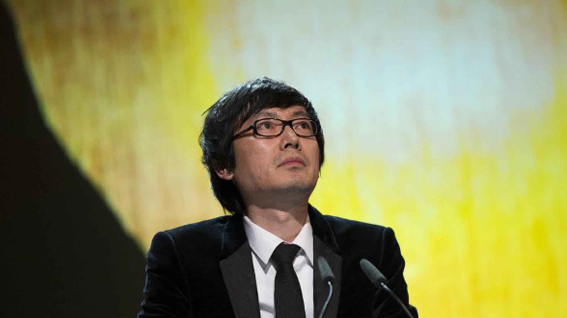 Der chinesische Filmemacher Diao Yinan bei der Verleihung des Goldenen Bären für seinen Film "Ein Feuerwerk am hellichten Tag" in Berlin.