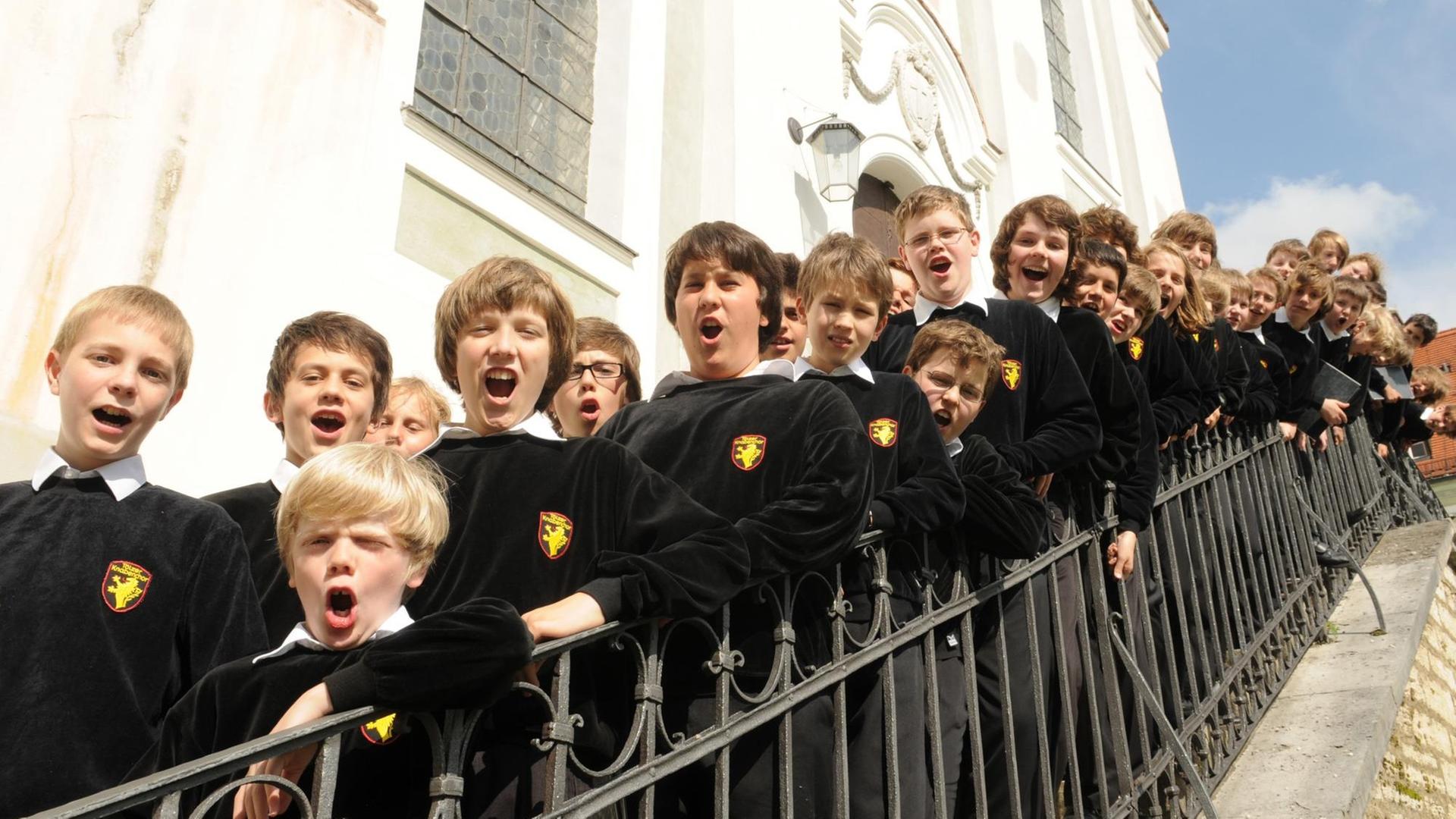 Die Tölzer Sängerknaben proben am Freitag (22.05.2009) vor ihrem Auftritt auf der Treppe der Klosterkirche von Schlehdorf (Oberbayern). Der Knabenchor wurde 1956 in Bad Tölz gegründet. Der Chor oder einzelne Sänger des Chores wirken jährlich bei rund 250 nationalen und internationalen Konzerten und Opernaufführungen, beispielsweise bei den Salzburger Festspielen und den Opernfestspiele München mit.