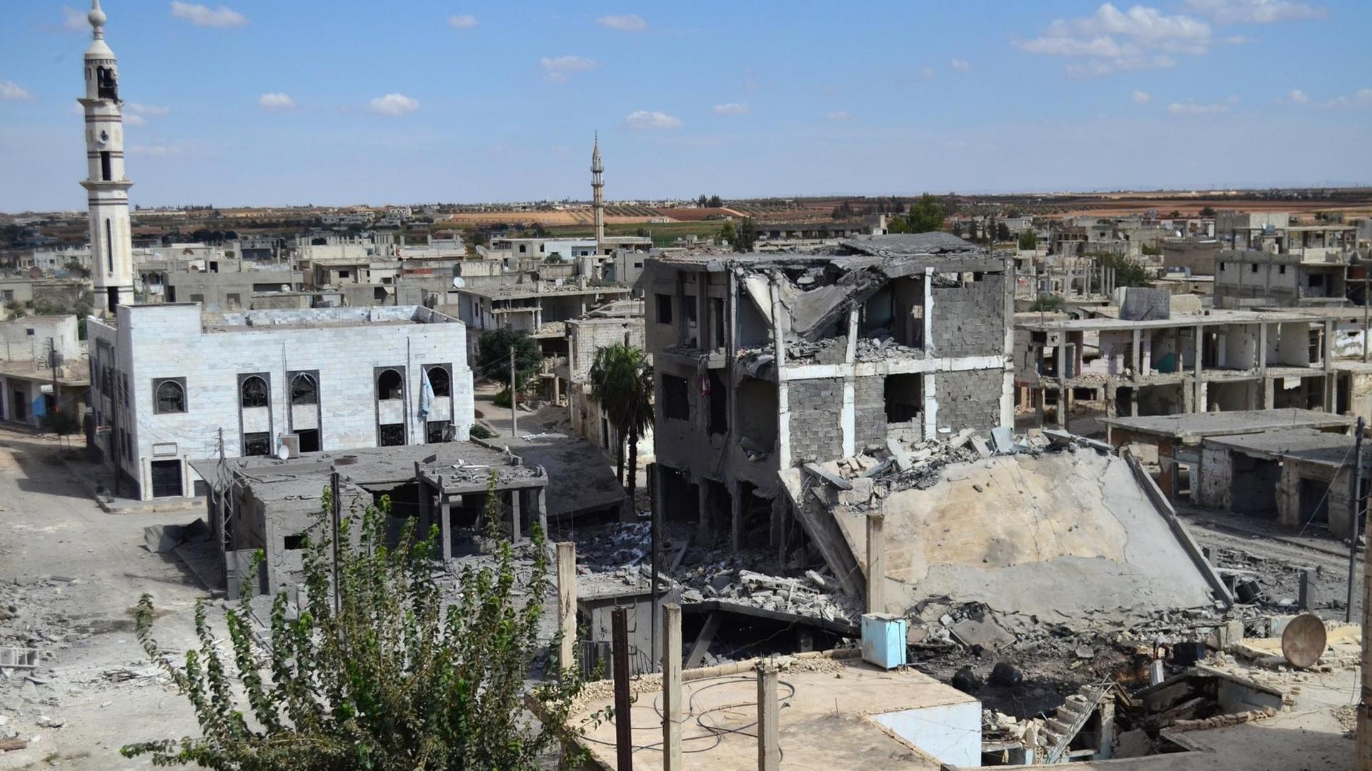 Das Foto vom 30.09.2015 zeigt zerstörte Straßen und Gebäude in der syrischen Stadt Homs.